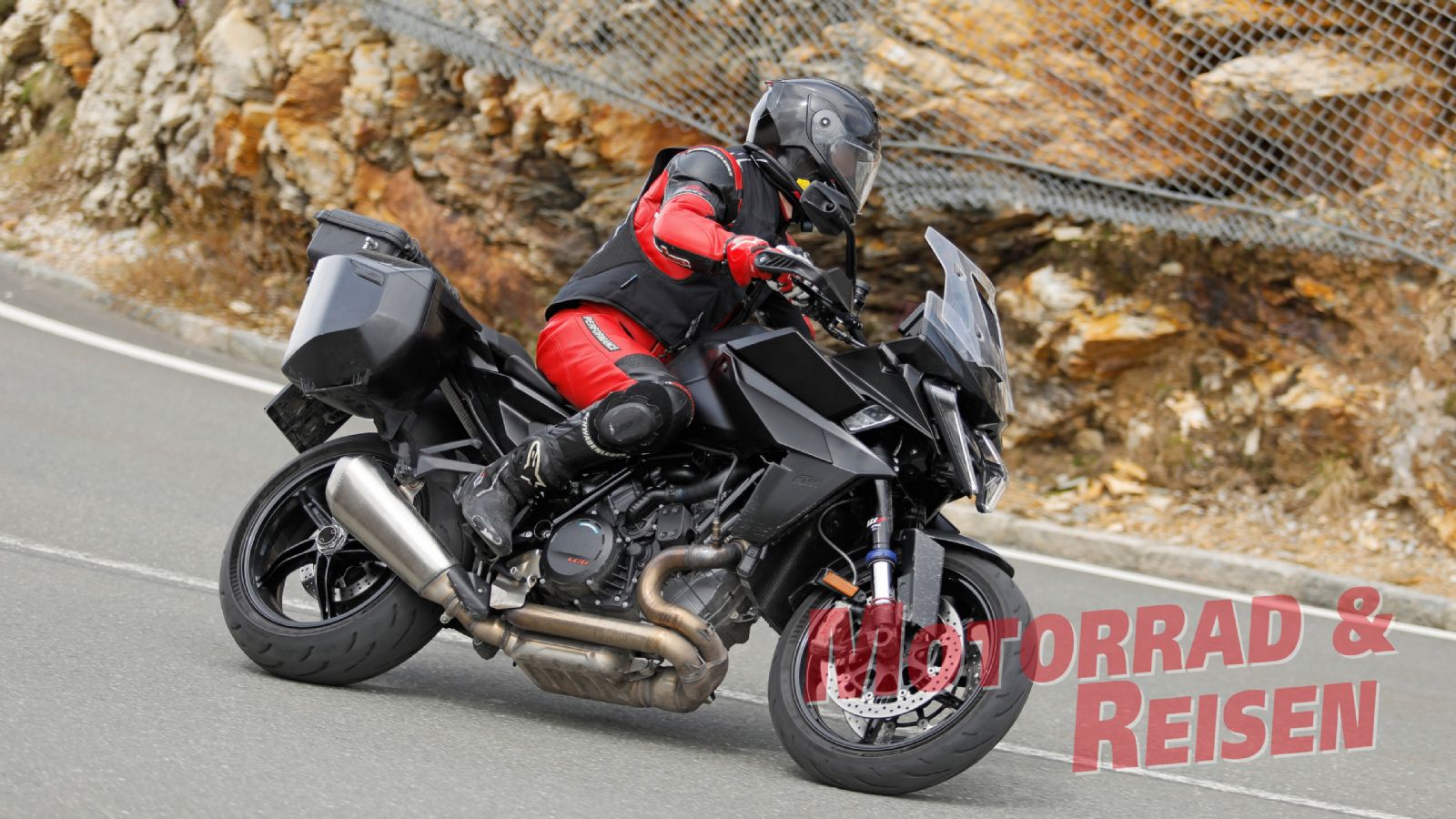 Στο πλαϊνό μέρος της μοτοσυκλέτας διακρίνονται νέα πλαϊνά καπάκια με πιο λεπτή και κομψή γραμμή, που διαφοροποιούνται κυρίως στο εμπρός μέρος.